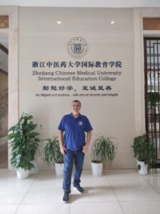 Dr. Reginaldo Filho Realiza Visita Oficial ao Campus da Universidade de Medicina Chinesa de Zhejiang